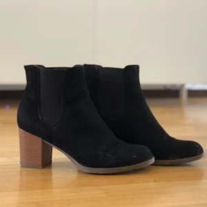  - Skor från Din Sko som sitter skönt på fötterna! Små repor som döljs enkelt med lite skokräm Normal storlek Nypris: 399kr