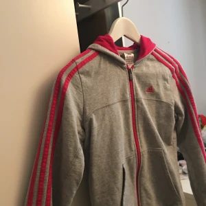  - Säljer min gråa med rosa streck kofta från Adidas, den är köpt på barnavdelningen men passar som en XS 
