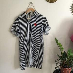 Skjorta (funkar även som klänning) commes des garcons kopia köpt i Thailand. Fint skick