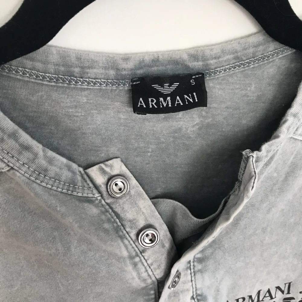 Oanvänd stentvättad t-shirt från Armanis andrasortering. Samfraktar gärna och kan ge ett bra paketpris vid köp av fler plagg! . T-shirts.