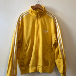  - Jacka från adidas i trevligt använt skick. Kan hämtas i Uppsala eller skickas spårbart för 58 SEK. 