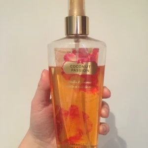  - God spray från Victoria’s Secret :) god kokoslukt!   Betalning via Swish! Möts upp i Stockholm eller så står köparen för frakt <3