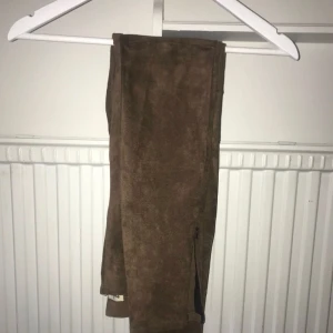  - Helt oanvända mocka byxor (oäkta) från twist&tango