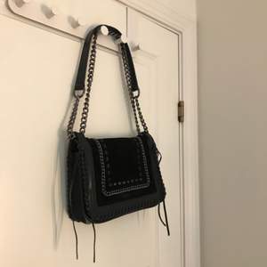 Säljer denna svarta väska från Zara i mocka!! Köptes för 700kr i butik. Mycket lite använd