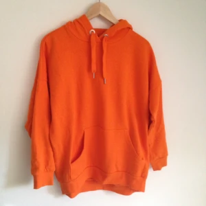  - Oversize hoodtröja från Monki. Skitsnygg orangefärg men har tyvärr använts väldigt sällan så tänker att någon annan jan få glädjas. Jättebra skick och passar XS-M då den är väldigt stor! 🍊 kan mötas upp i Borås eller skicka mot betalning av frakt!