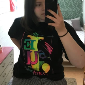  - Svart t-shirt med tryck, köpt på second hand. Bra skick och endast använd få gånger! Kan mötas upp i Gävle eller frakta då köparen står för frakten!