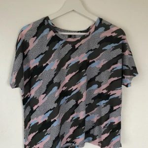  - T-shirt med öppen rygg från Junkyard. Använd en gång. Köparen står för frakt 