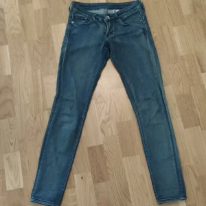  - Jeans från H&M, dragkedjan är lite trasig men har lagat den med en tofs så det märks inte. 50 kronor plus frakt. Tar Swish
