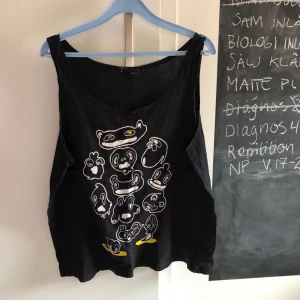  - Svart linne från monki med ”monster” mönster på! Köparen står för frakt och pris kan diskuteras! 🌸