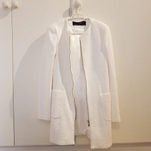  - Vårjacka ifrån Zara. Använd 1 gång. Nypris 699!  • frakt på 59 kr tillkommer  •