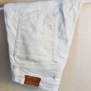 Vita jeans i modellen ”super-skinny” från Ralph Lauren. Storlek 27-32.   Använda en gång och därmed tvättade en gång.   Vid ev. frakt tillfaller detta köparen. Tips om du måste frakta, köp fler plagg på samma gång! Se min sida 👍🏻