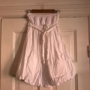  - Perfekt studentklänning i bandeau-och ballongmodell. Axelbandslös och volym i kjolen. Fint skick