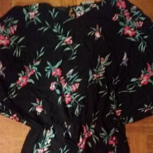  - Kimono-blus i en storlek small.