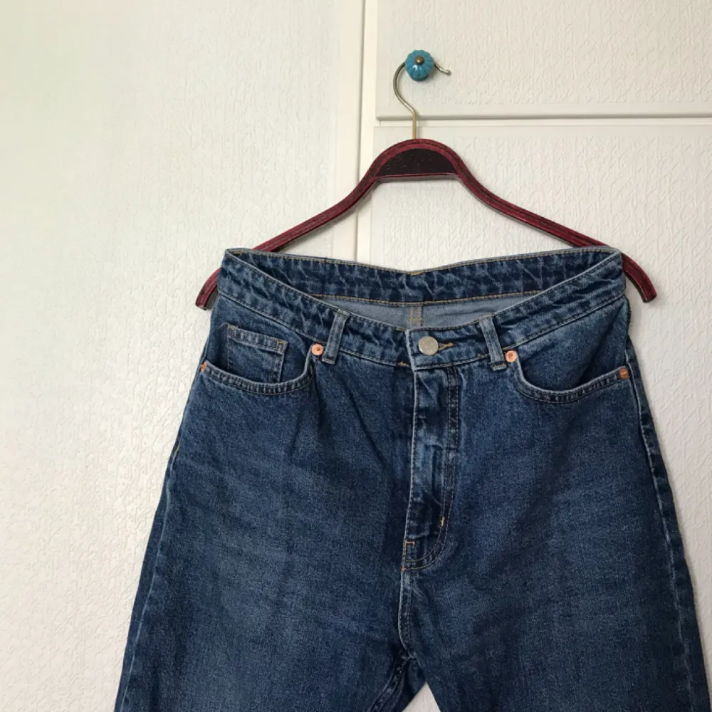 Blå monkijeans i modellen kimomo, storlek 27. Använda, men i bra skick. + frakt, som köparen står för. Jeans & Byxor.