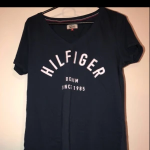 - Tommy Hilfiger t-shirt i ny skick 