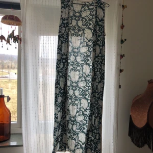  - Jättefin ”västklänning” från hm, snygg att ha som kaftan över andra plagg eller att spänna ihop med bälte å ha som klänning! Rätt hög slits på båda sidor, stl 42 men passar typ alla ☀️ köparen betalar frakt ✨