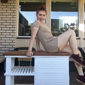  - Långtröja eller kortklänning?! Vilket som! 🏀 En mocka beige klädesplagg, brukar ha air max skor så förstår ni vibe n ⛹🏻‍♀️