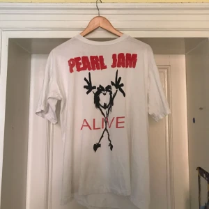  - Vintage Pearl Jam Alive T-Shirt i rätt slitet skick. Hämtas i Uppsala eller skickas mot fraktkostnad. Large