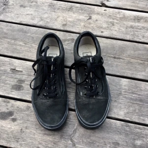  - Sjukt snygga helsvarta vans old skool. Säljer då de är något för små för mig. Därav sparsamt använda. Jag möts upp i Stockholm, annars får köparen stå för frakt. 🌸