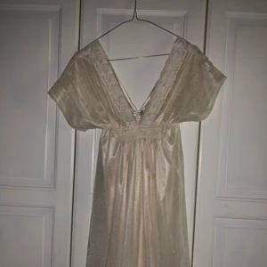  - Endast använd en gång. Är gräddvit. Köpt från Nelly. Köparen står för frakten. 