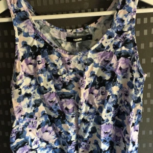  - Topp från Bikbok stl xs. Croptop men med lös passform. Finns i Gävle men skickar gärna mot fraktkostnad 🌟