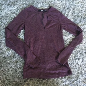  - jättefin tröja från bikbok med en urklippning på framsidan. Aldrig använd 