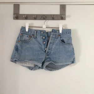  - Säljer mina kära levi’s shorts eftersom att dom nu har blivit för små. Shortsen är i mycket bra skick och kan självklart skicka fler bilder om det önskas. Modellen är 501.