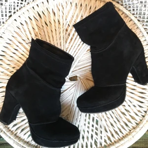  - Svarta mocka skor med rejäl klack. Dragkedja baktill. Storlek 37 men passar mig som har 38.  Köparen betalar frakt eller upphämtning i GÖTEBORG. 