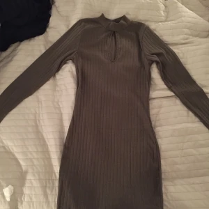  - Olivgrön klänning. För liten för till mig :( Jätte fin!! 