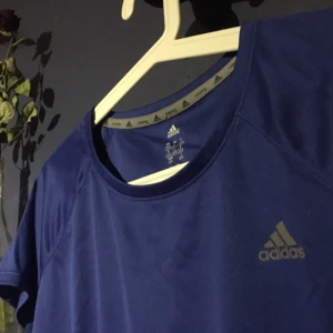  - Står strl. L men tycker den passar bäst på M. mörkblå adidas tisha, använd få gånger.  Köparen står för frakt. Betala gärna med swish! 🤳🏽🍭🤗