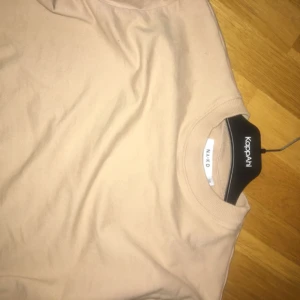  - Superfint skick använd 2 gånger.  Färgen beige/nude   Från NAKD 