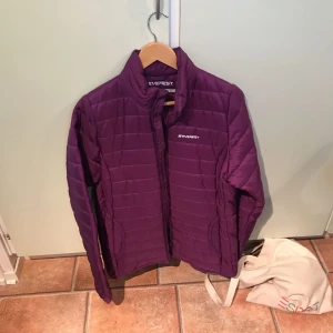  - Oanvänd jacka från Everest. Har bara hängt i garderoben sen jag köpte den!   Finns i Saltsjö-Boo Kan skickas, mot att köparen betalar frakt! 🙂