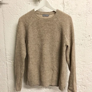  - Beige stickad tröja från COS. Passar S-M  Fint skick.  50% ull 50% jak   