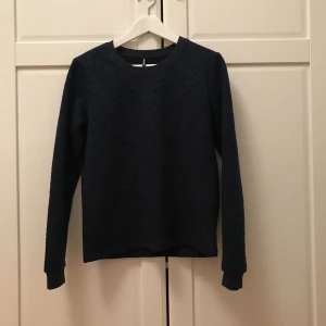  - Marinblå tröja från Rut & Circle. Första bilden ger tröjans färg rättvisa, bild två visar en närbild på tyget. Använd 1 gång och är därför i så gott som nyskick. Köpt på Nelly-Rean för 150kr