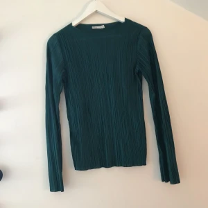  - Jätte fin blus från nelly men som tyvärr aldrig kommer till användning. Något tajtare tröja med vidare ärmar. Kan mötas upp i Stockholm eller så står köparen för frakten.