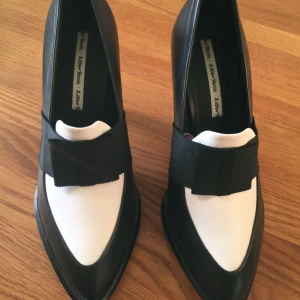  - Helt oanvända, super snygga och stiliga. Köptes för 1000:- för ett år sen på & Other Stories. Kommer i original skolåda.