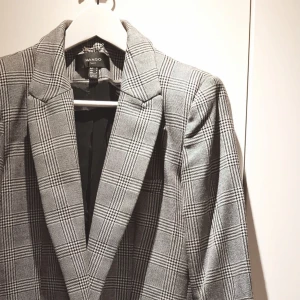  - Galet snygg rutig kavaj från Mango. Knappt använd. Pris exkl. frakt.