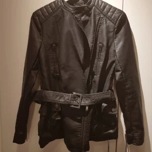  - Skinnjacka från Zara. Snygga detaljer med skärp och fickor. Pris exkl. frakt.