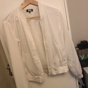  - Vit tunnare jacka. Som ny