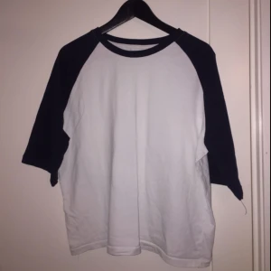  - Snygg tröja från weekday 