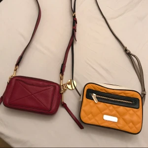  - Mörkröd Marc Jacobs väska inhandlad förra året . I fint skick ett litet märke på axelremmens insida syns inte vid användning . Annars som ny 