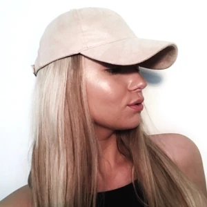  - Ljusrosa sammets keps från Atmosphere säljes för 80kr, frakt tillkommer. Kepsen är i mycket bra skick. Betalning sker via swish.