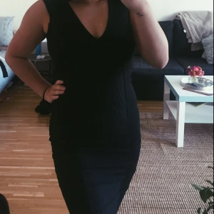  - Festklänning från Lindex endast använd en gång! "Snakeskin" mönster i mitten av klänningen på framsidan. Slutar strax över knäna ✨