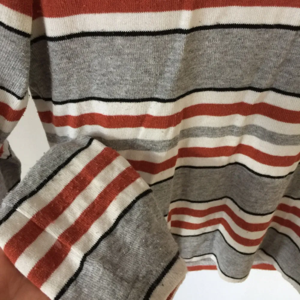 En mönstrad tröja med roströda, vita och svarta ränder från Cubus. Den är nopprig på underarmarna och lite på mage, men det kan man fixa om man har noppborttagare. Jag säljer alla mina toppar för 3för2 :). Toppar.