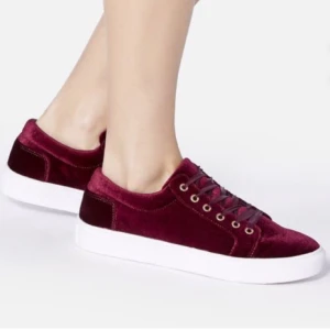  - Galet snygga skor i färgen burgundy! Helt oanvända, testade en gång inomhus men passade inte. Nypris var 399kr. Säljes för att jag inte orkar skicka tillbaka till England. Fynd!