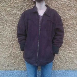  - Varm mörkbrun jacka i fuskmocka med pälsliknande foder.