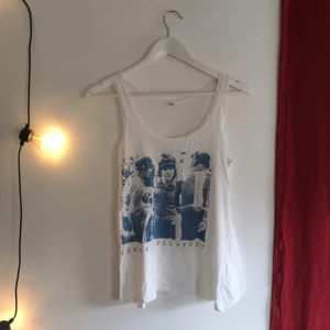  - Linne som köptes på Håkankonserten 2011. Trycket föreställer Håkan + texten "River en vacker dröm". Köparen står för frakten men kan också mätas i Göteborg