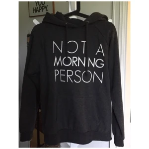  - Rikigt mysig tröja med luva från Bikbok. Säljer för den tyvärr inte kommer till användning. "Not a morning person"står det. Ficka på magen och mysigt material inuti. Skick är som nytt 