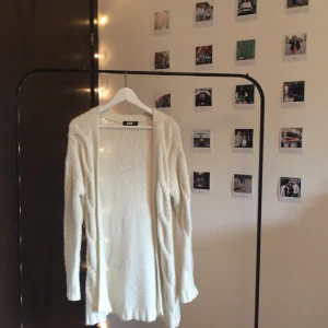  - Tidernas mysigaste plagg. Oversized kofta som är perfekt för myskvällar framför brasan med en kopp te i handen och en bra film på Netflix. ❣️Möts upp i Stockholm eller fraktas. 