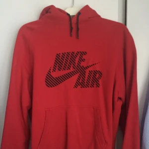  - Röd Nike hoodie i strl L.